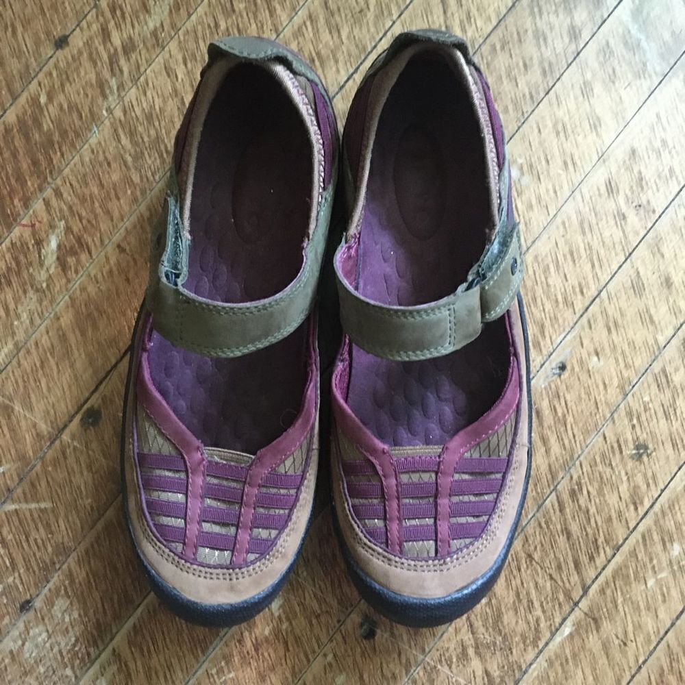 Privo leather purple and tan 5.5 Mary Jane comfortable shoes